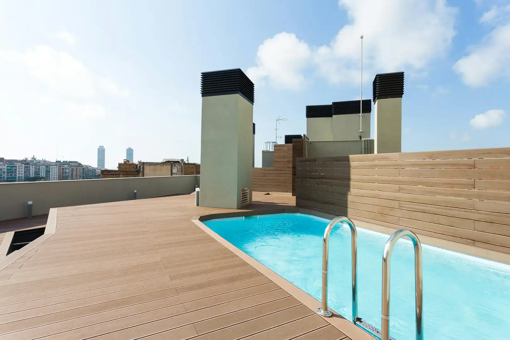 Piscina de Pis de lloguer en Barcelona amb Aire condicionat, Calefacció i Jardí privat