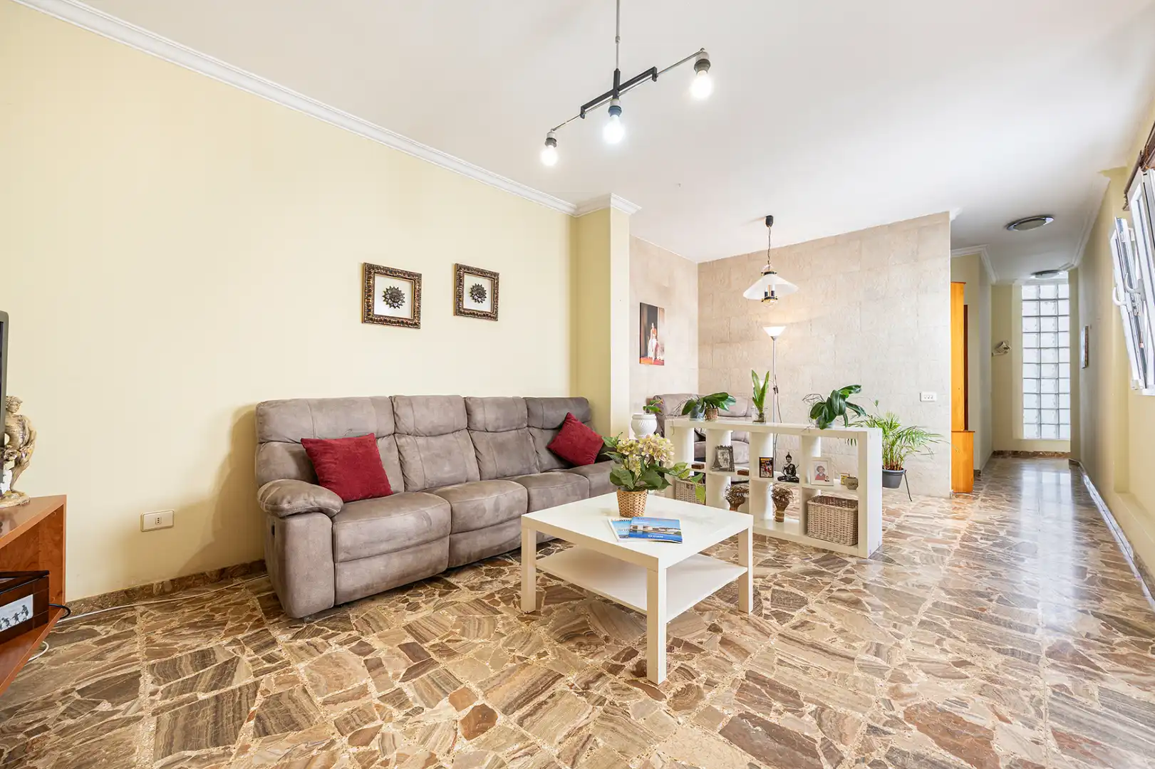 Sala d'estar de Casa adosada en venda en Las Palmas de Gran Canaria amb Terrassa, Moblat i Balcó