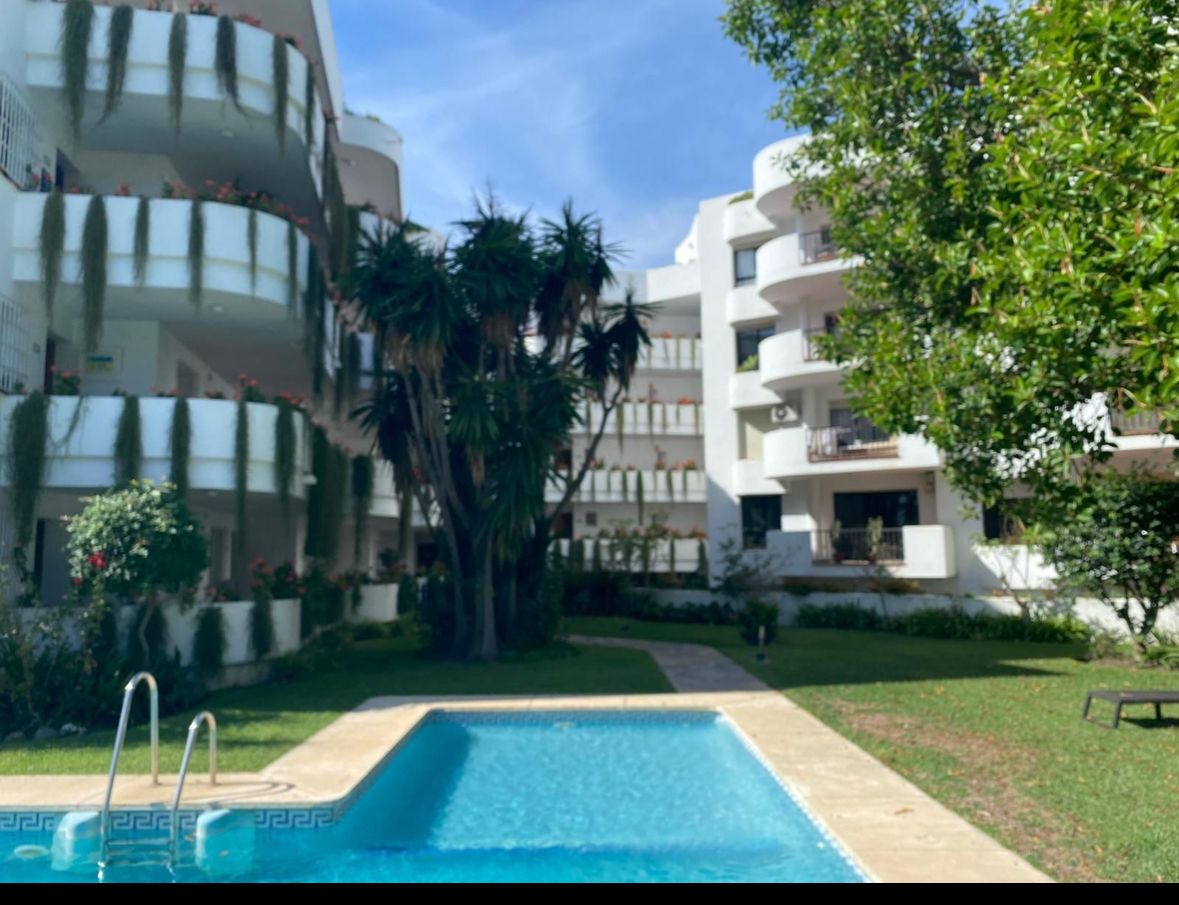 Vista exterior de Pis de lloguer en Marbella amb Aire condicionat, Calefacció i Jardí privat