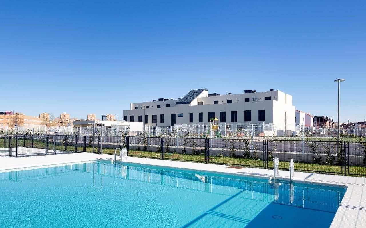 Piscina de Pis de lloguer en Parla amb Aire condicionat, Calefacció i Terrassa