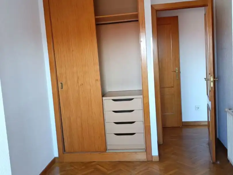 Schlafzimmer von Dachboden zur Miete in Madrid mit Klimaanlage, Heizung und Parkett