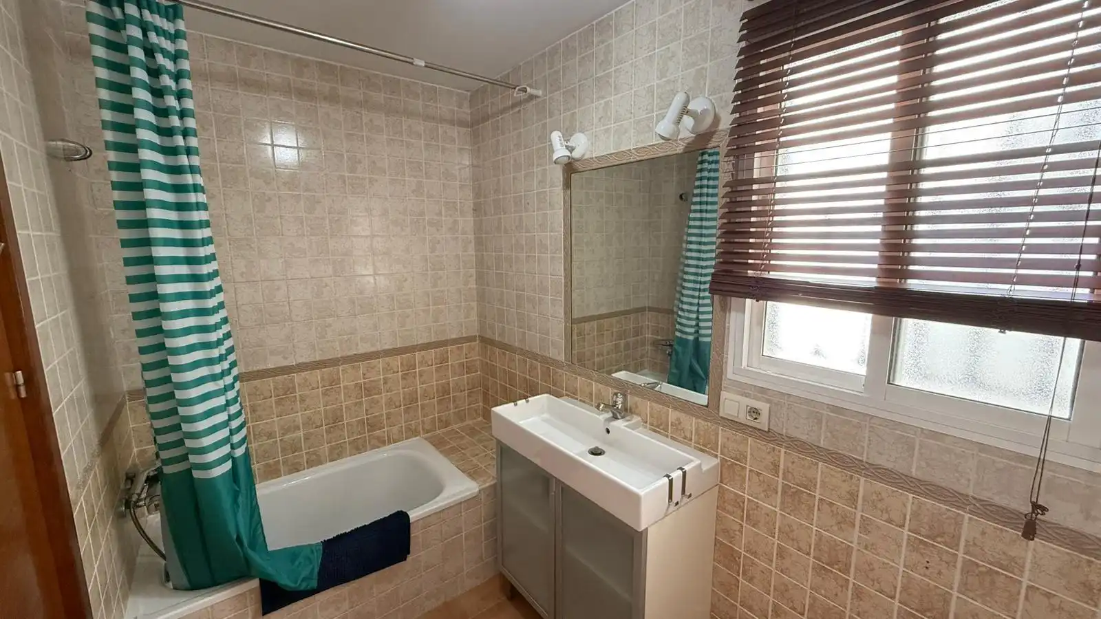 Baño de Piso de alquiler en Sevilla con Aire acondicionado y Terraza