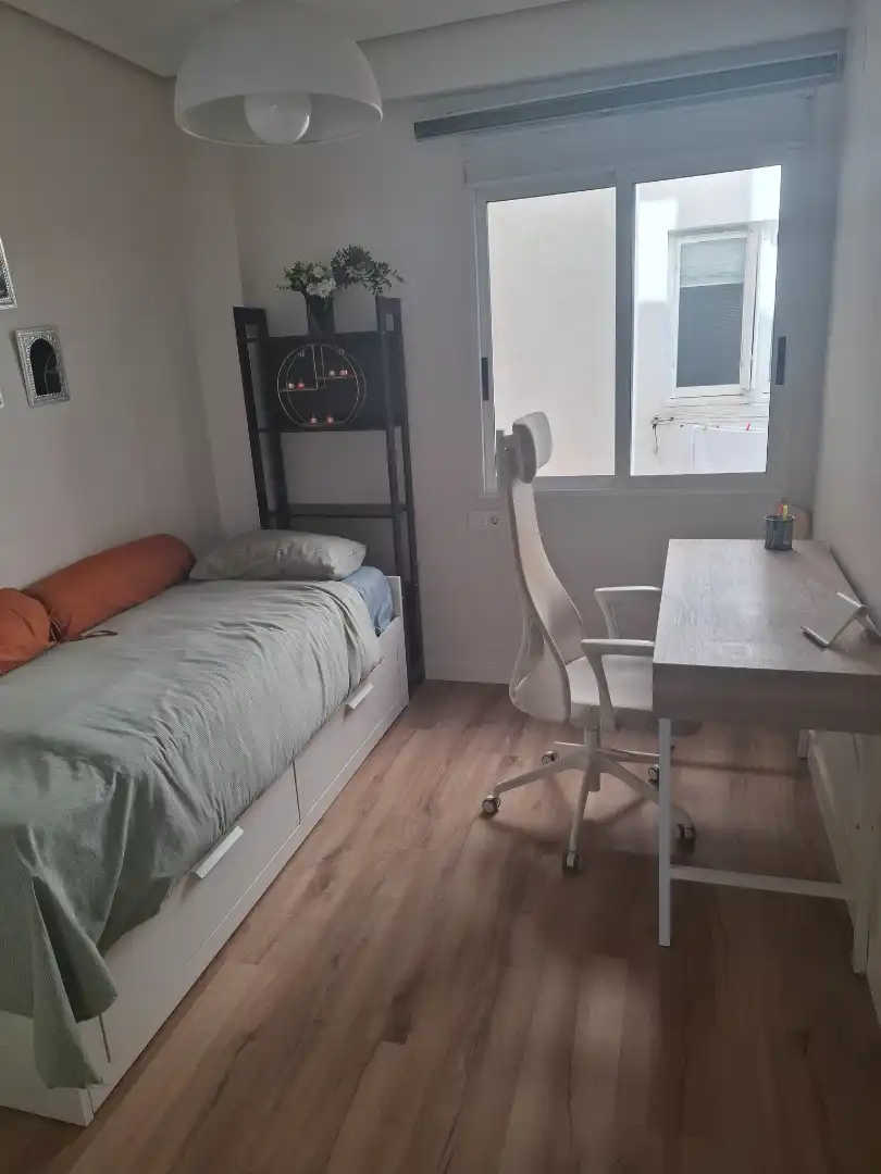 Dormitori de Apartament de lloguer en Valencia amb Aire condicionat, Calefacció i Moblat