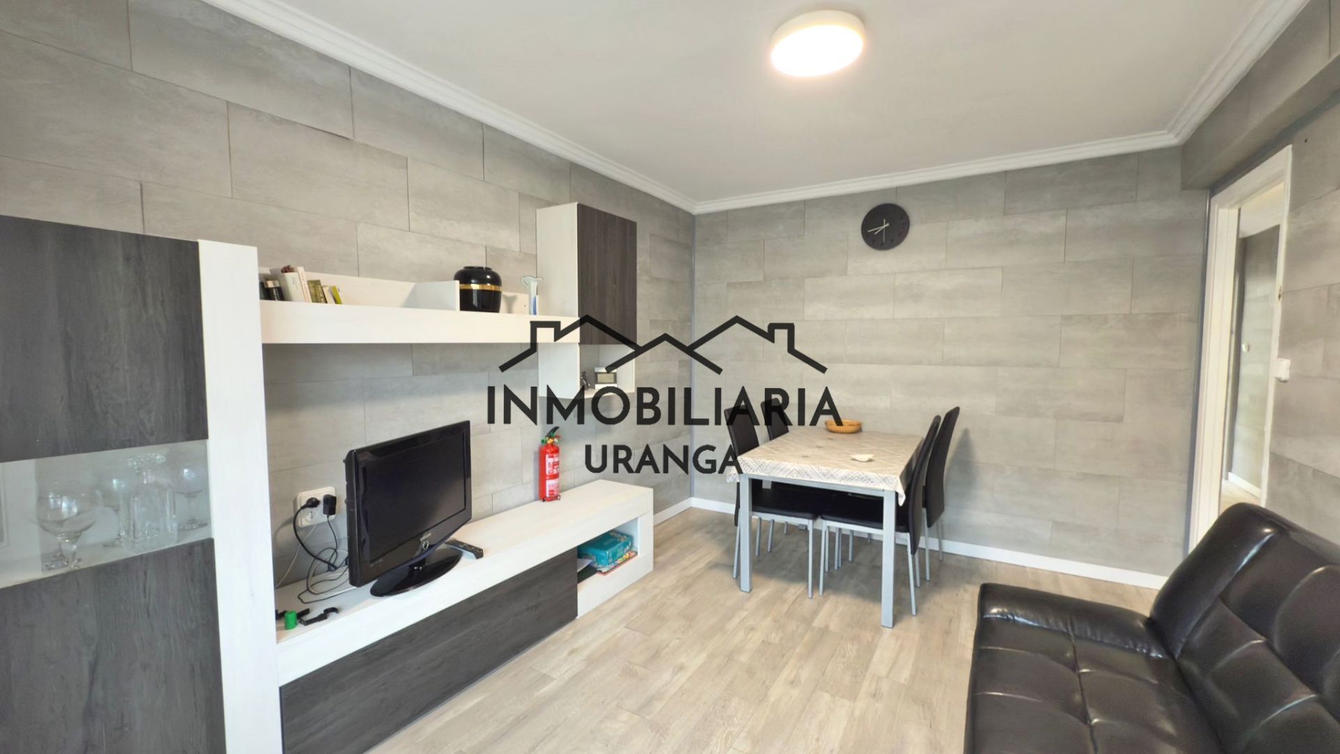 Sala de estar de Piso en venta en Laredo con Calefacción, Terraza y Amueblado