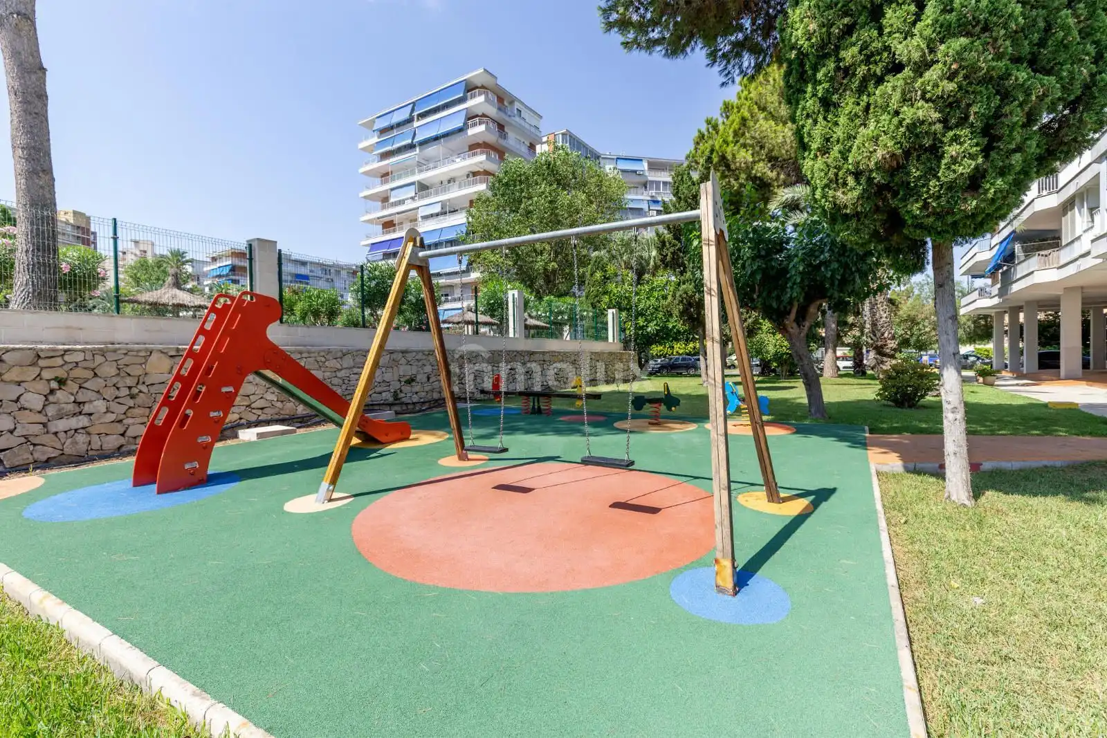 Vista exterior de Piso en venta en Alicante / Alacant con Terraza, Piscina y Amueblado