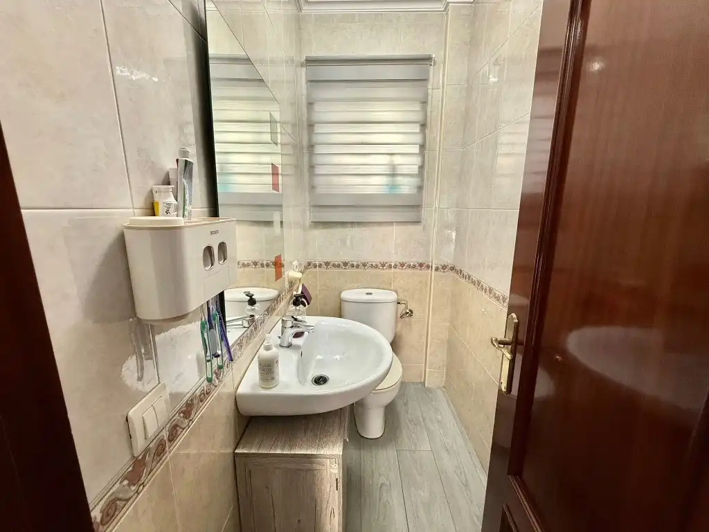 Badezimmer von Maisonette zum Verkauf in Cádiz mit Balkon