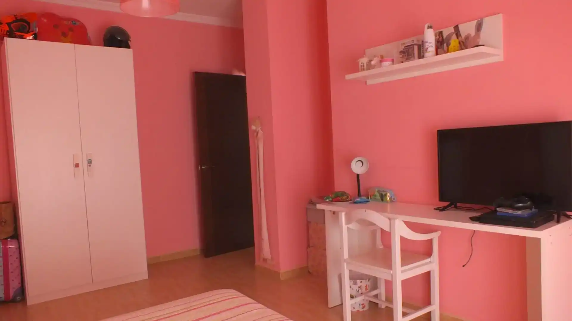 Dormitori de Casa adosada en venda en Iznájar amb Aire condicionat i Balcó