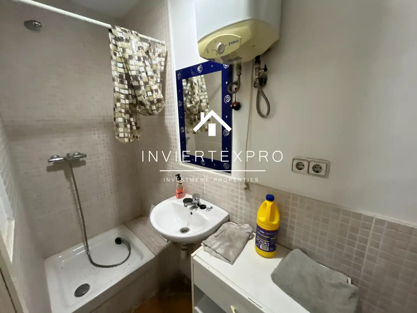 Badezimmer von Geschaftsraum zur Miete in Barcelona mit Klimaanlage und Parkett