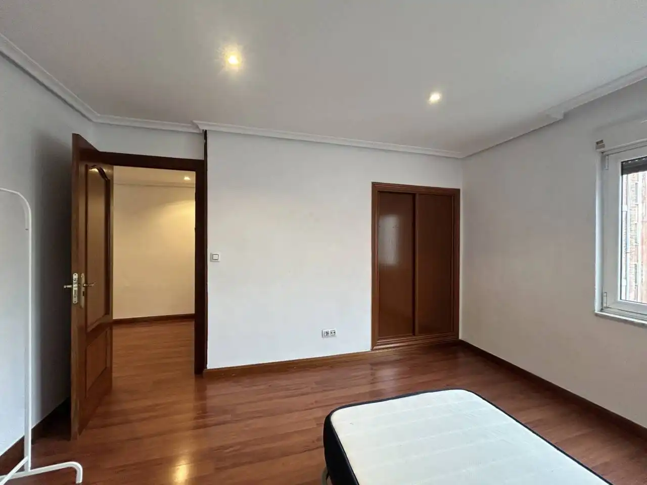 Habitación de Piso de alquiler en Oviedo  con Calefacción y Amueblado