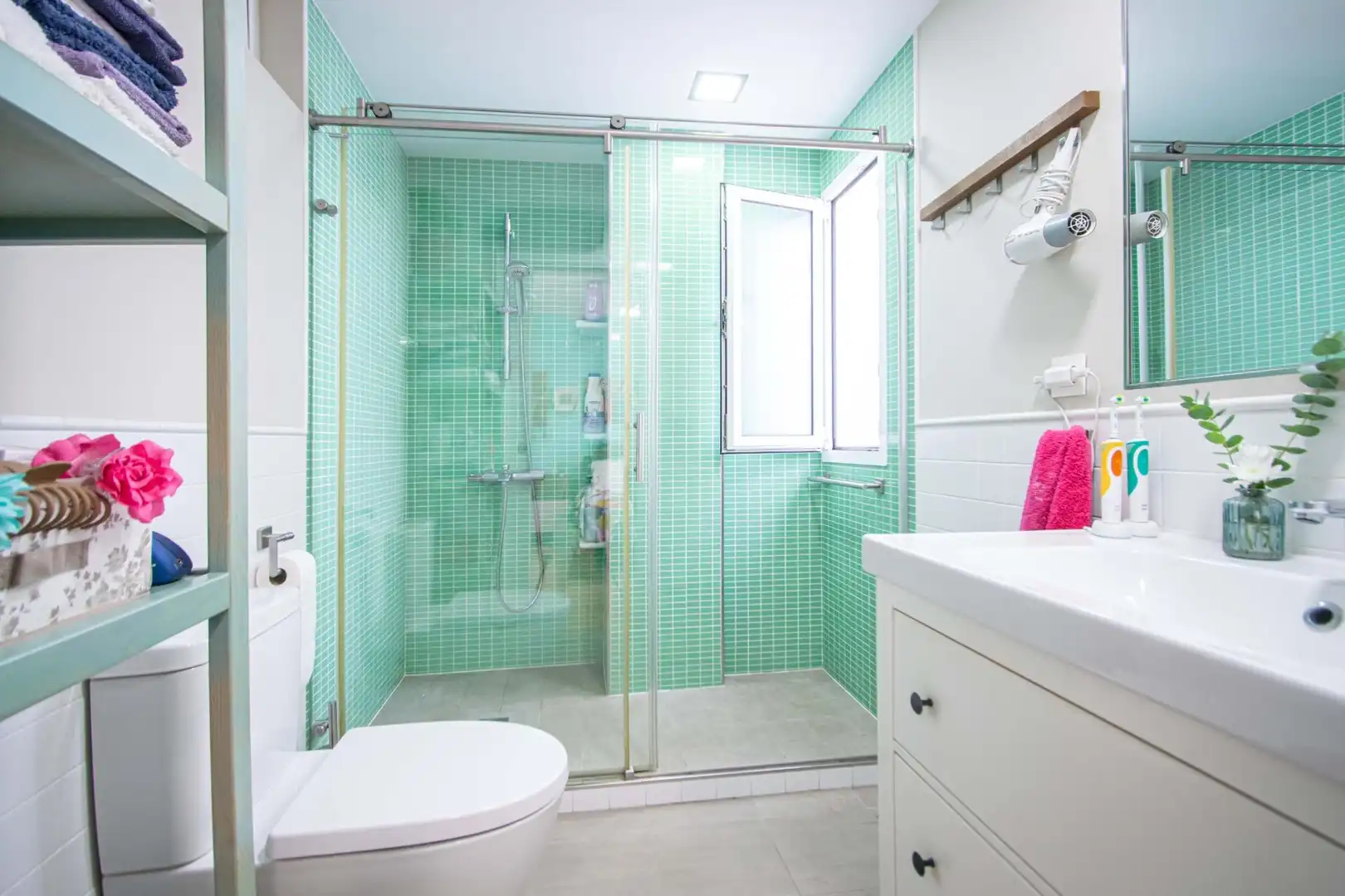 Baño de Casa adosada en venta en Valencina de la Concepción con Aire acondicionado, Trastero y Piscina comunitaria