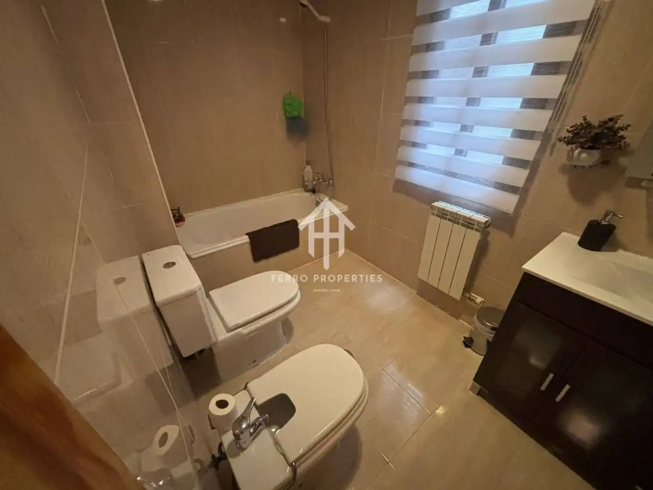 Bathroom of Flat for sale in Atarfe  with Air Conditioner, Heating and Storage room