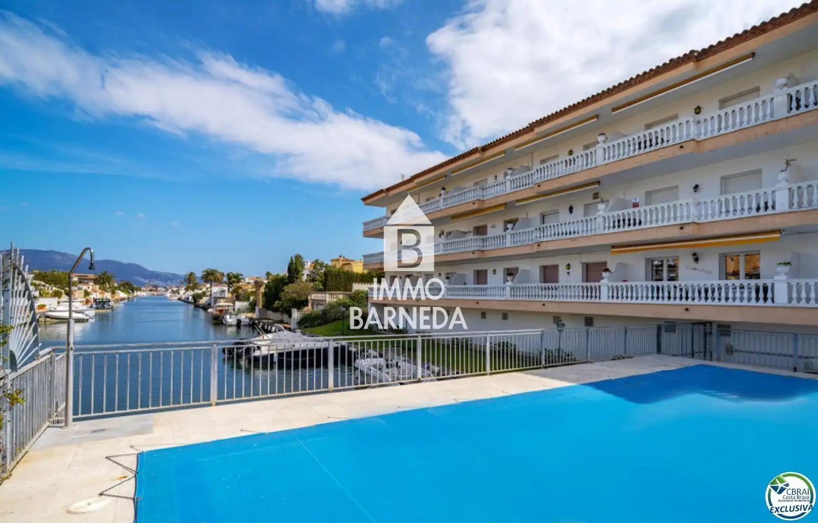 Außenansicht von Wohnung zum Verkauf in Empuriabrava mit Abstellraum, Schwimmbad und Möbliert