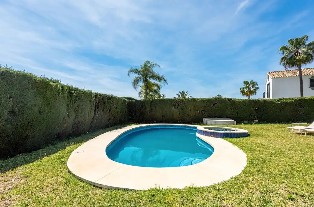 Piscina de Casa o chalet de alquiler en Estepona con Aire acondicionado, Terraza y Amueblado