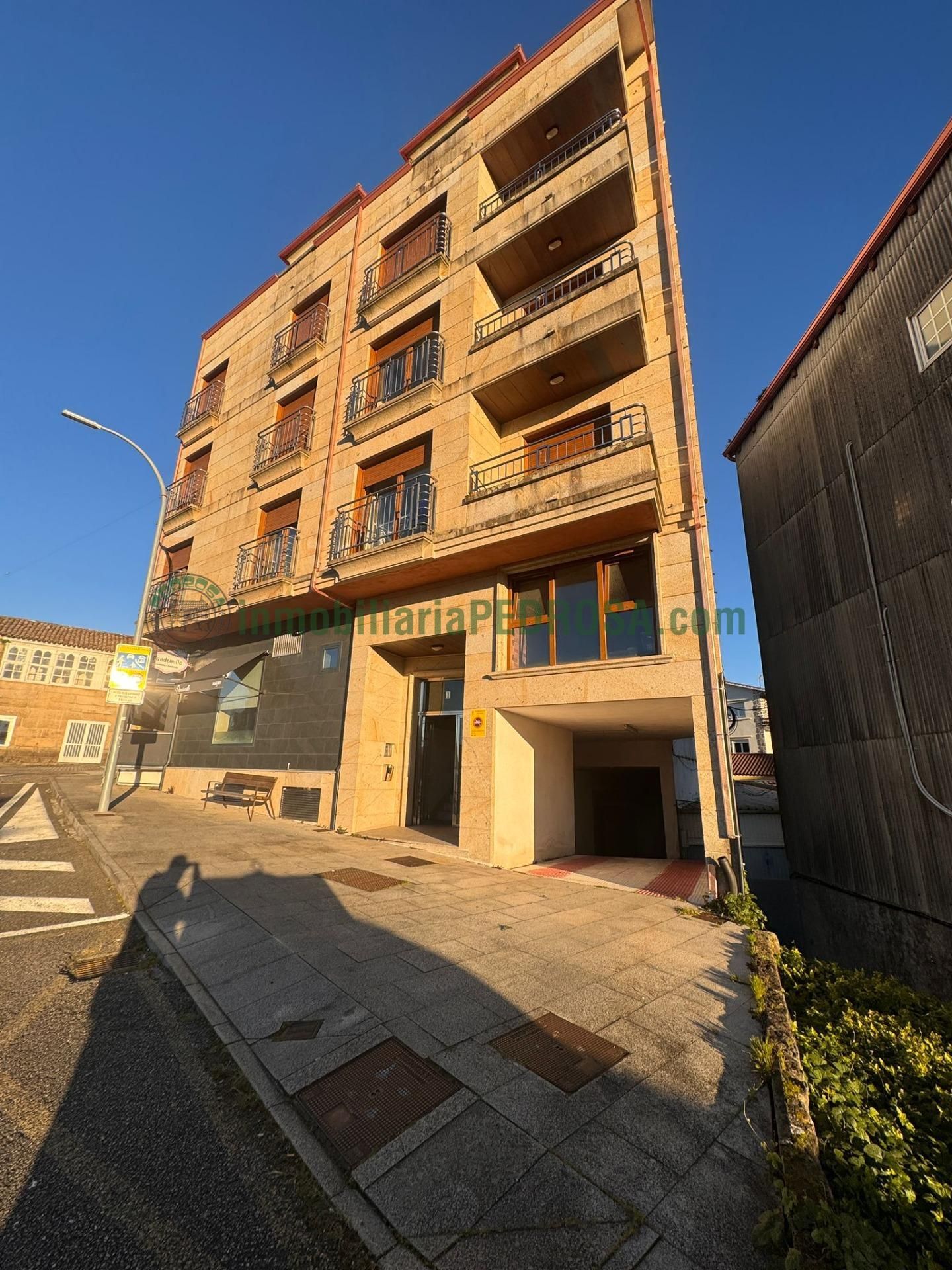 Vista exterior de Apartament en venda en Poio amb Calefacció i Terrassa