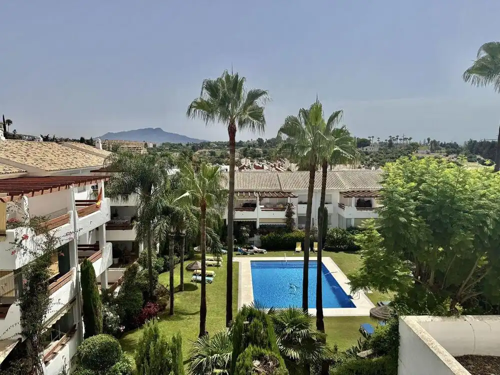 Außenansicht von Erdgeschoss zur Miete in Estepona mit Klimaanlage, Terrasse und Schwimmbad