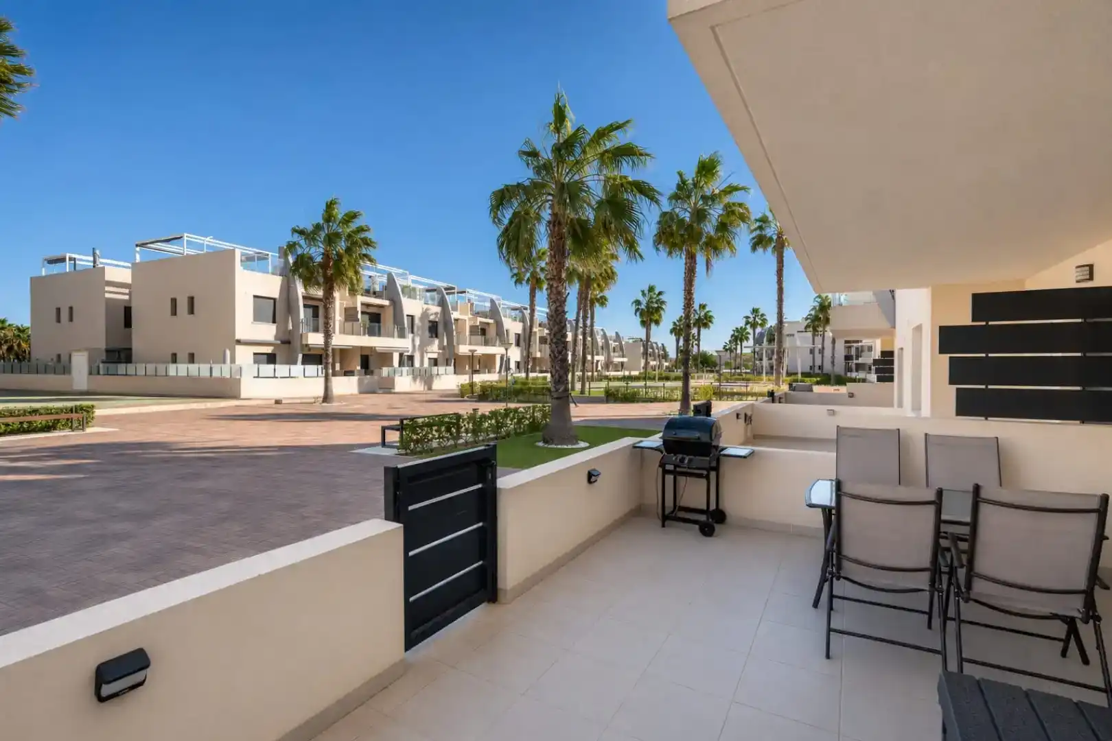 Terrassa de Pis de lloguer en Pilar de la Horadada amb Aire condicionat, Jardí privat i Piscina
