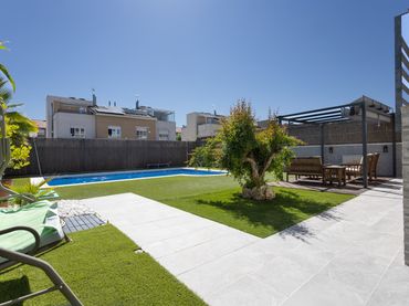 Xalet amb piscina en venda a Calle Sierra de Albarracin