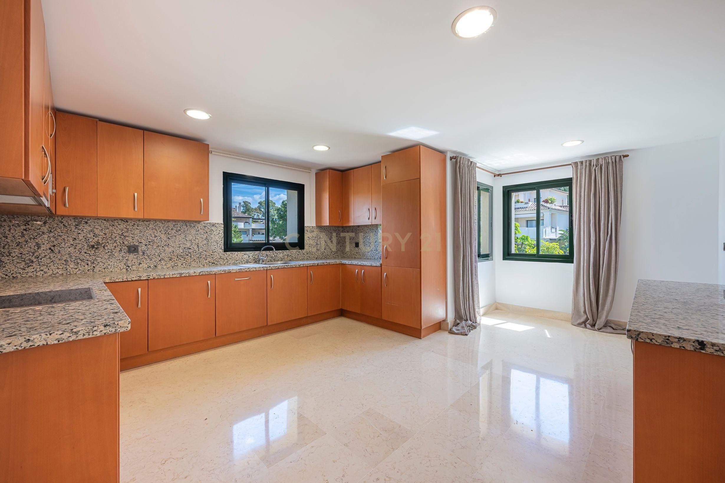 Cuina de Àtic en venda en Benahavís amb Aire condicionat, Traster i Piscina