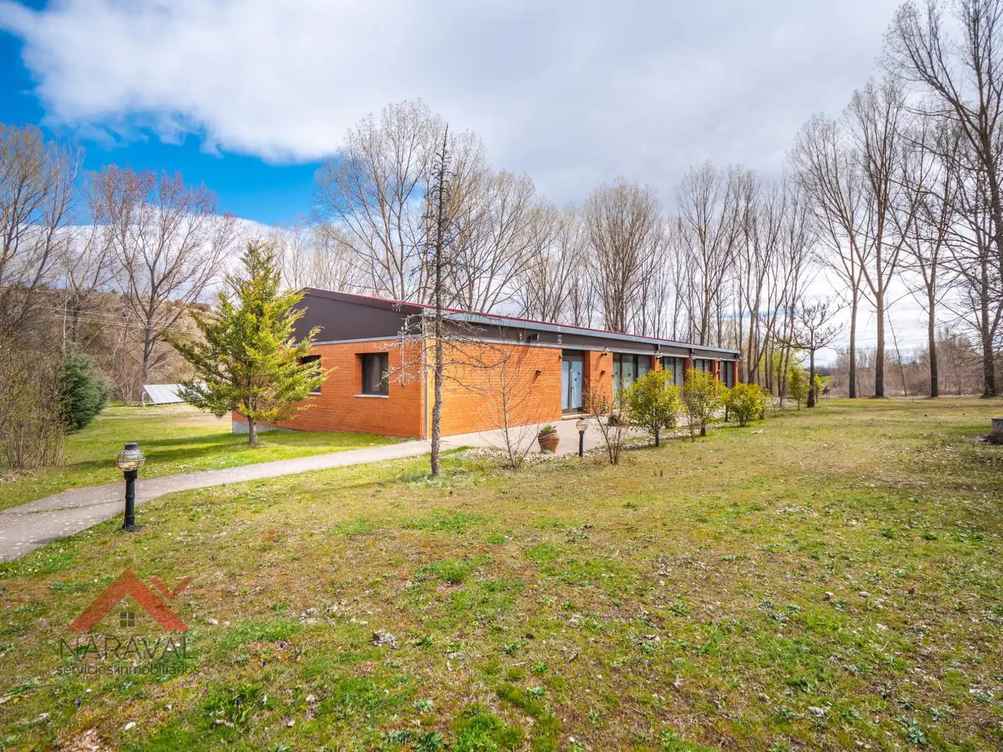 Vista exterior de Casa o xalet en venda en Burgo de Osma - Ciudad de Osma amb Calefacció, Jardí privat i Terrassa