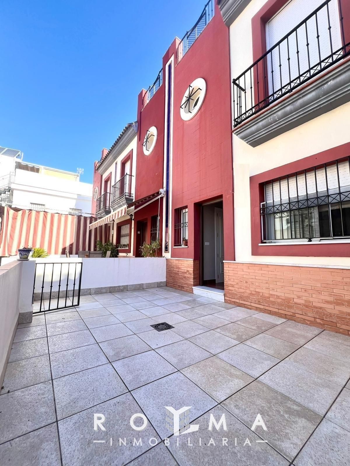 Vista exterior de Casa adosada en venta en Dos Hermanas