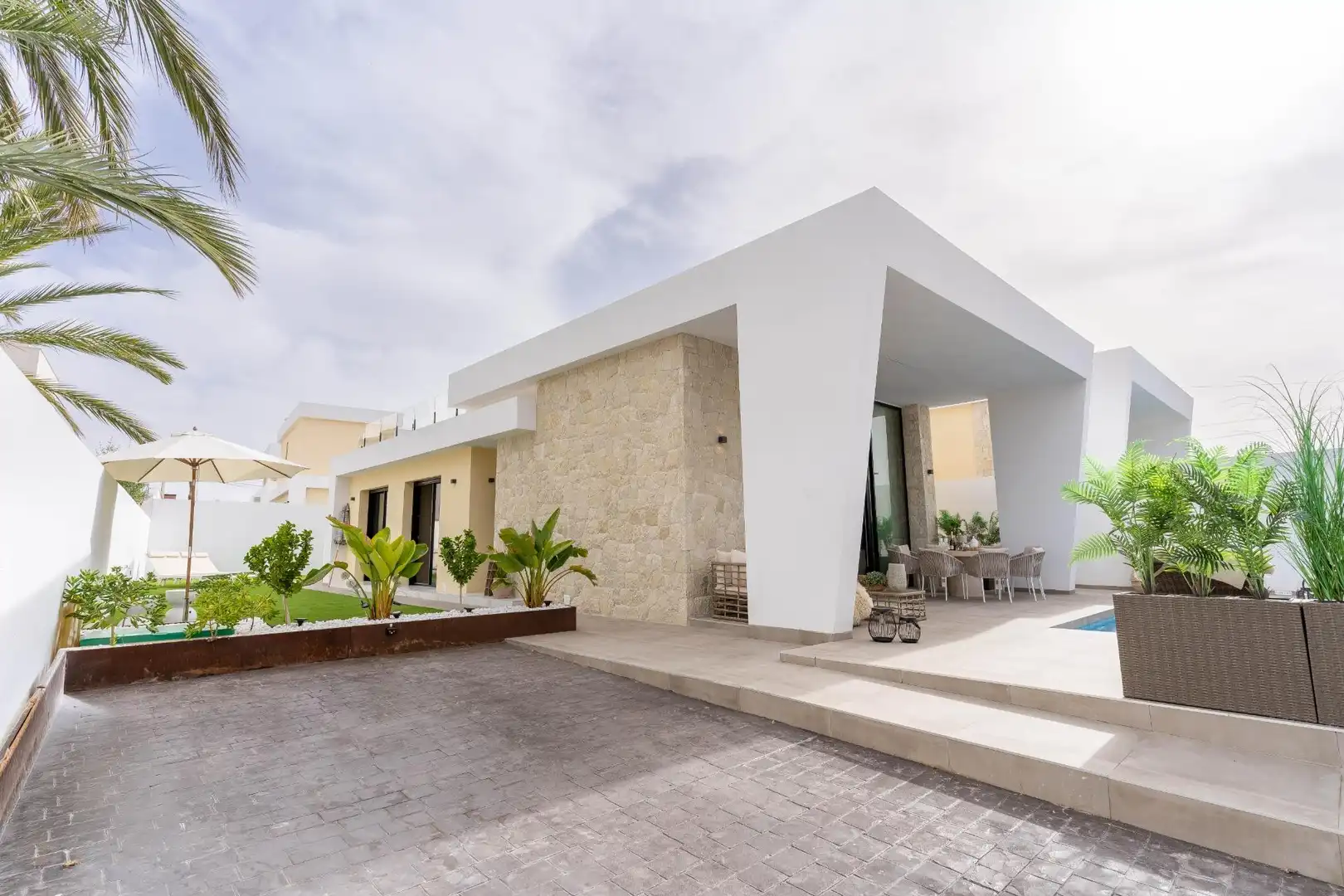 Vista exterior de Casa o xalet en venda en Torrevieja amb Aire condicionat, Calefacció i Jardí privat