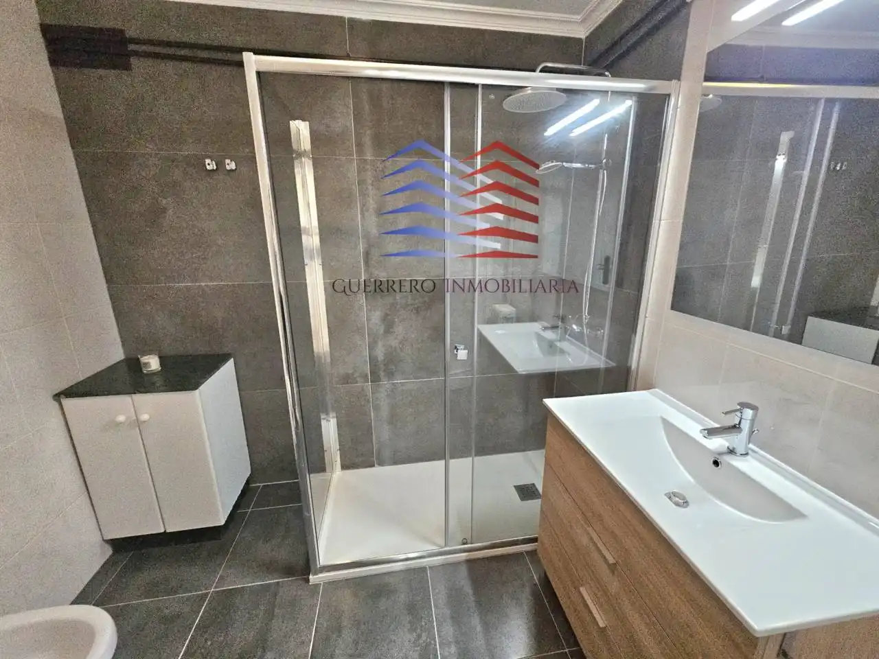 Baño de Piso de alquiler en Ourense Capital  con Calefacción, Parquet y Alarma
