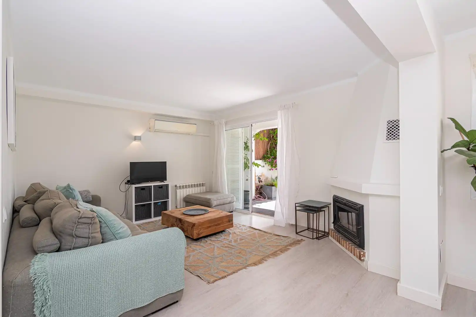 Sala d'estar de Casa adosada en venda en Calvià amb Aire condicionat, Calefacció i Jardí privat
