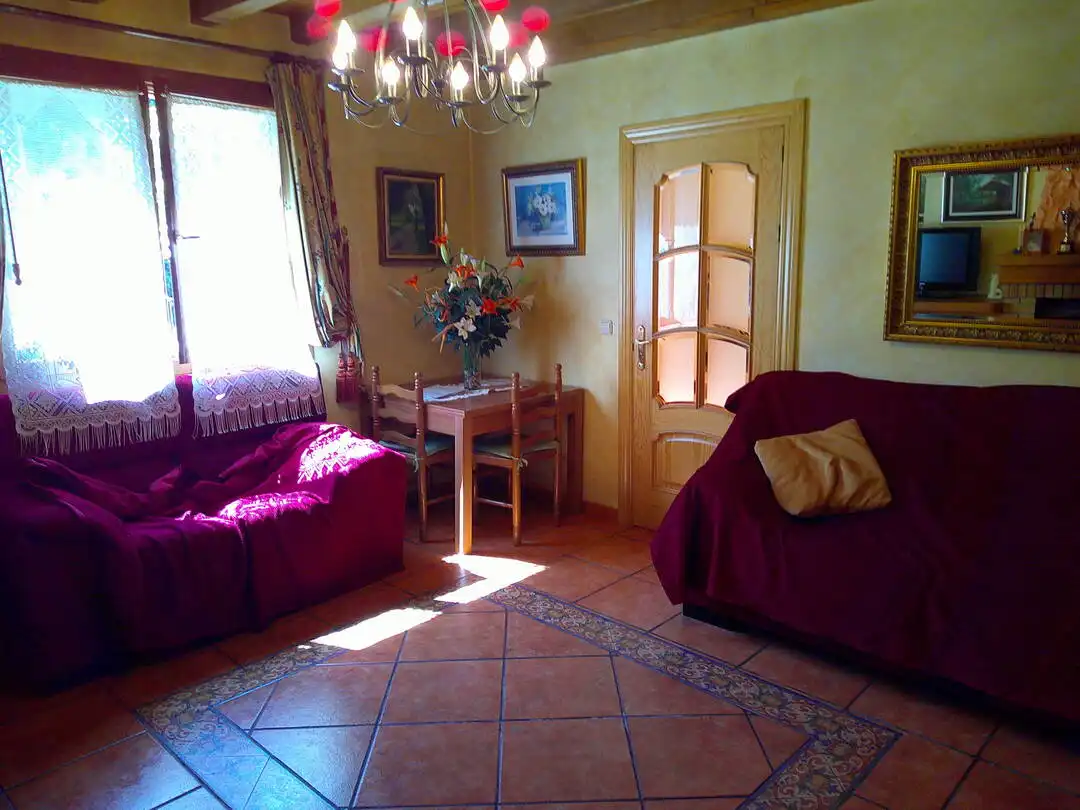 Sala d'estar de Casa adosada en venda en Uztárroz / Uztarroze amb Calefacció i Moblat