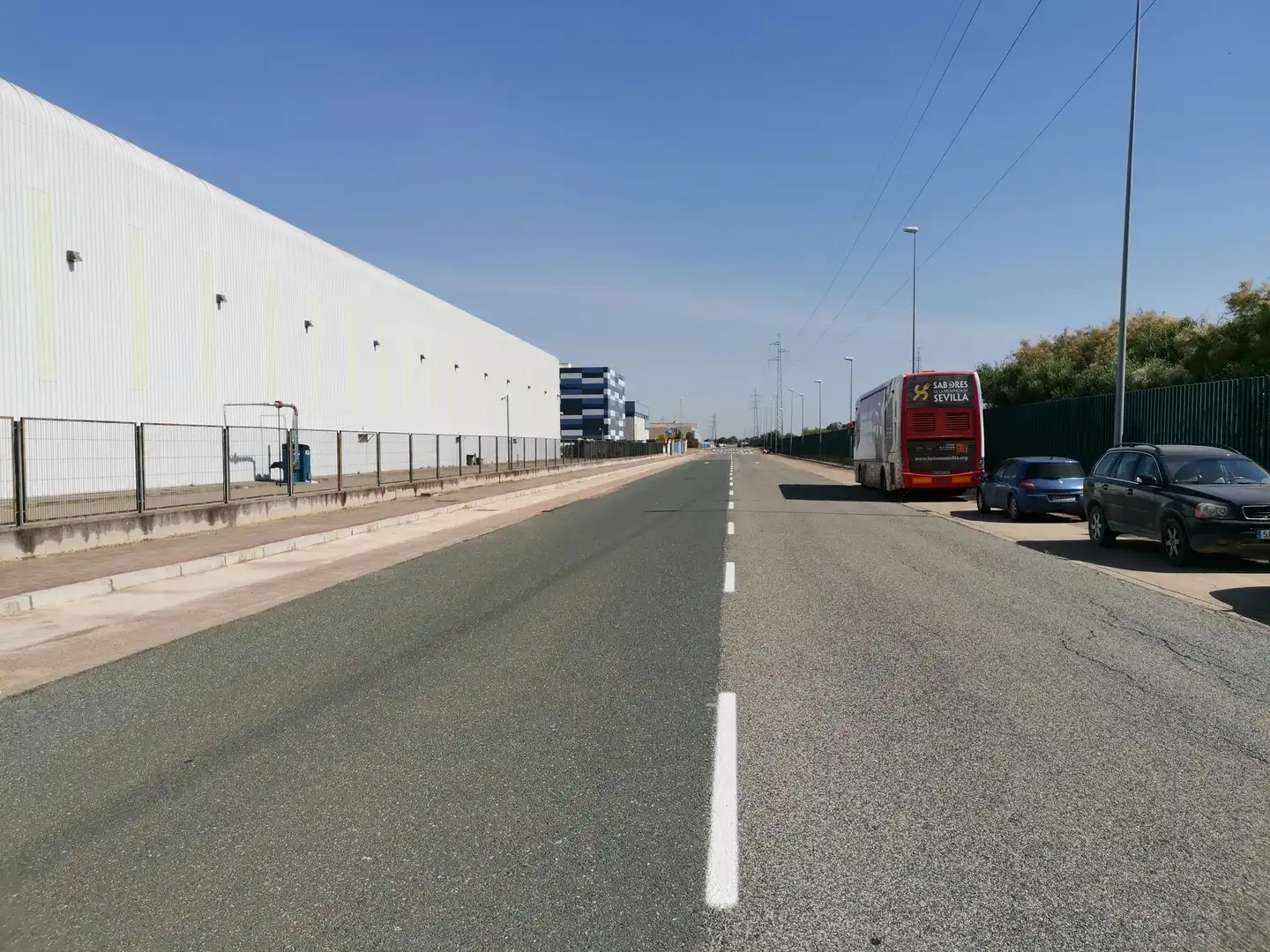 Vista exterior de Nave industrial en venta en La Rinconada