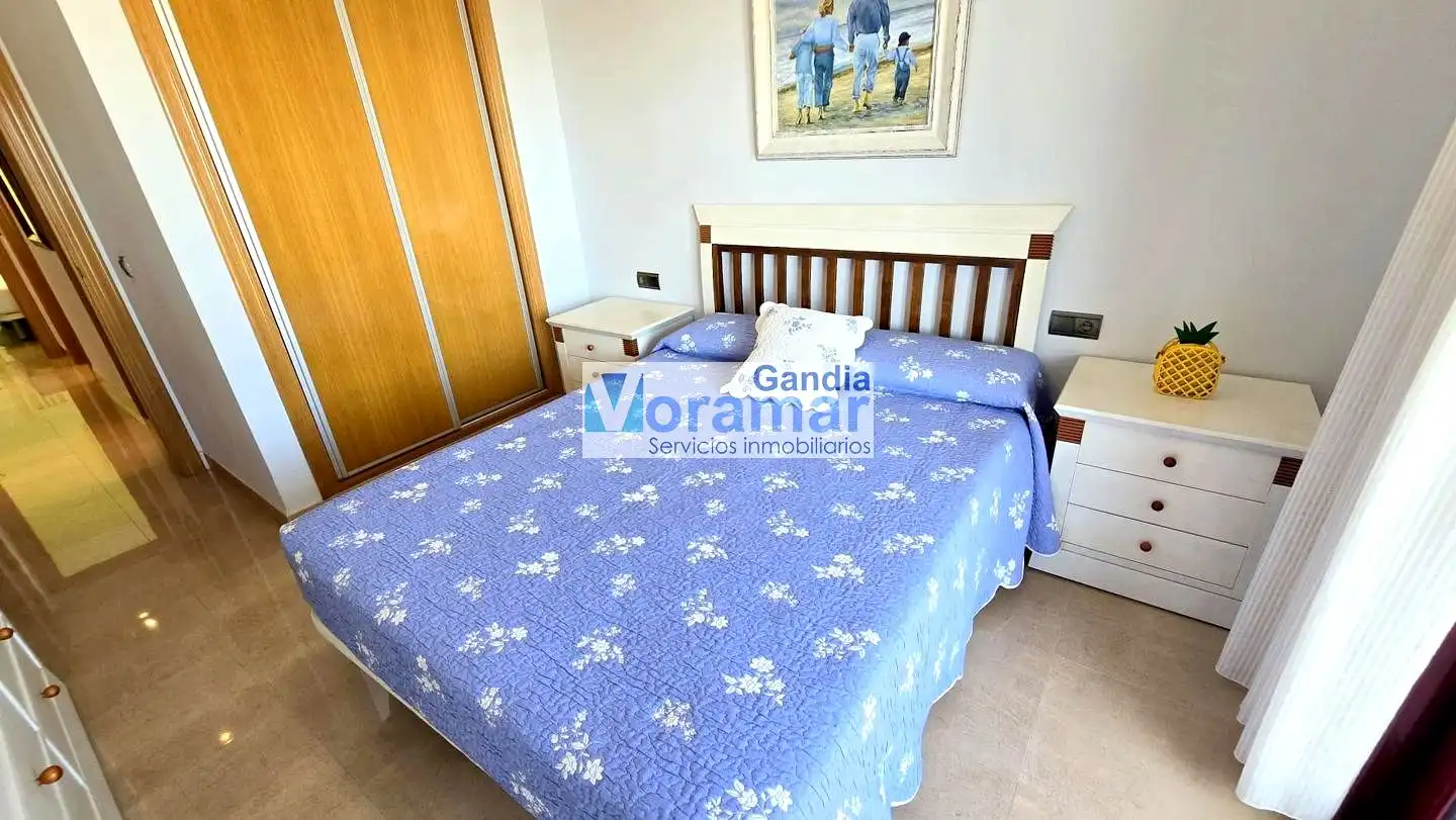 Dormitori de Apartament de lloguer en Gandia amb Aire condicionat, Terrassa i Moblat