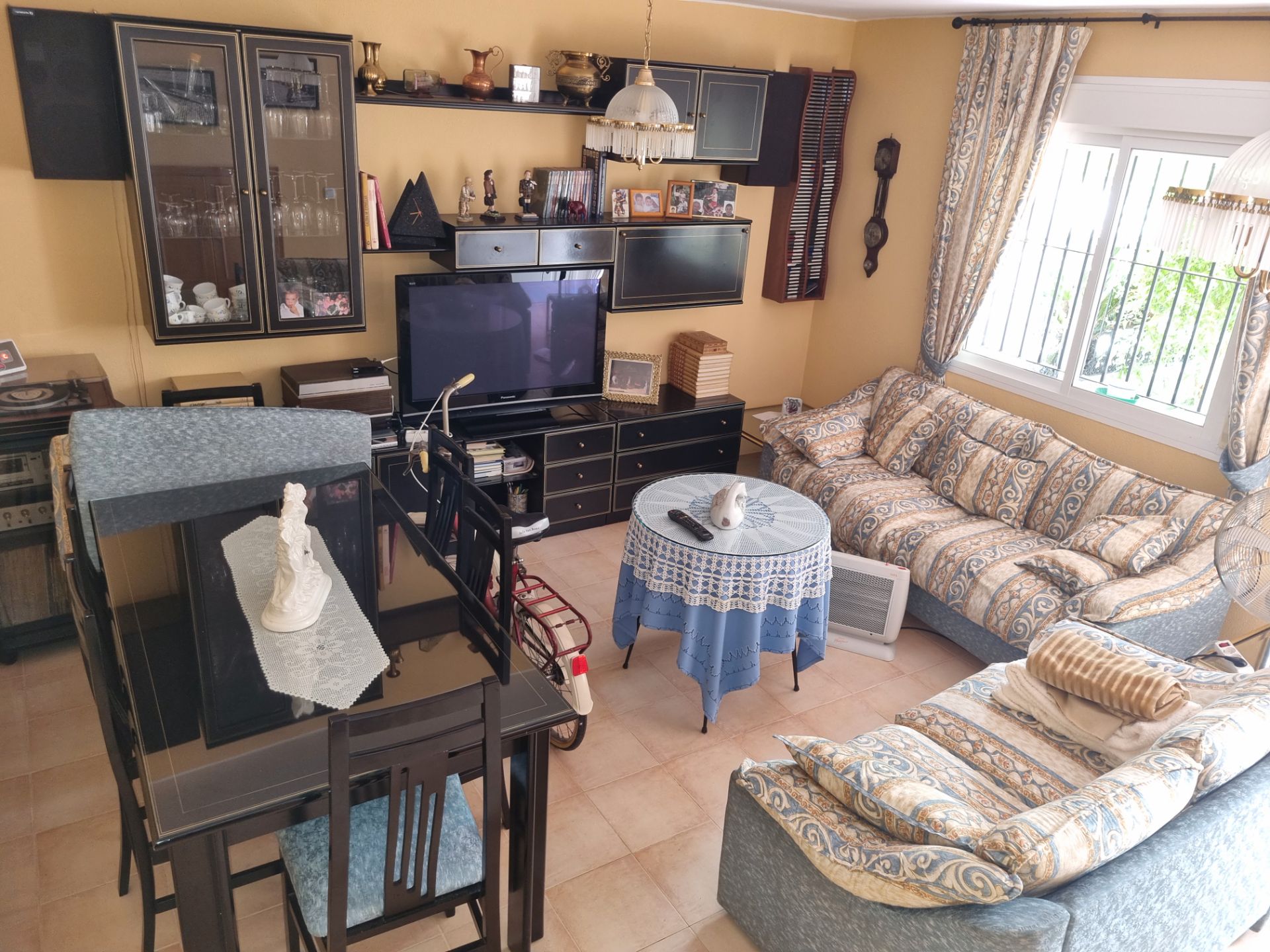 Sala d'estar de Casa adosada en venda en Chiclana de la Frontera amb Jardí privat, Terrassa i Traster