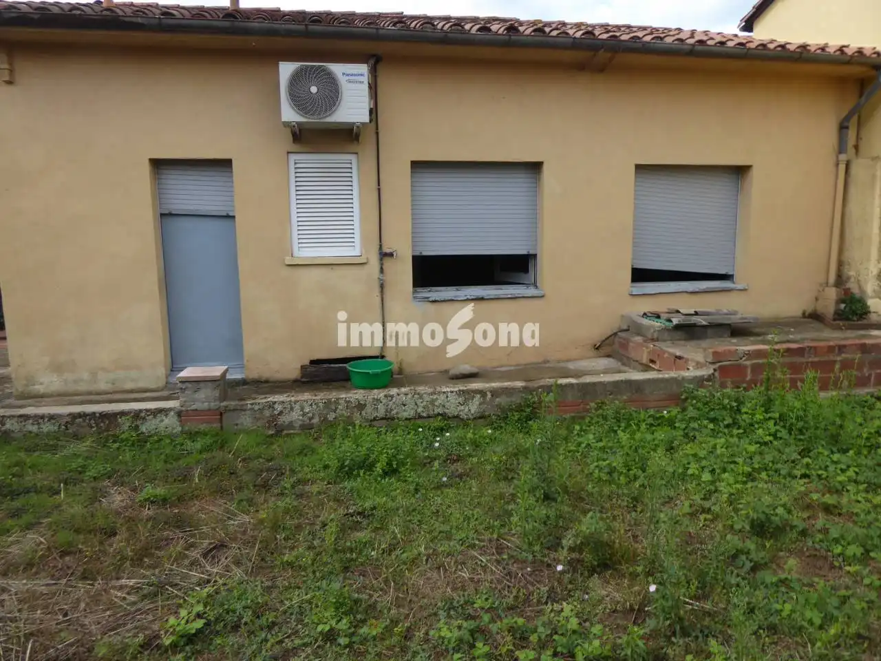 Vista exterior de Casa o xalet en venda en Olot amb Jardí privat