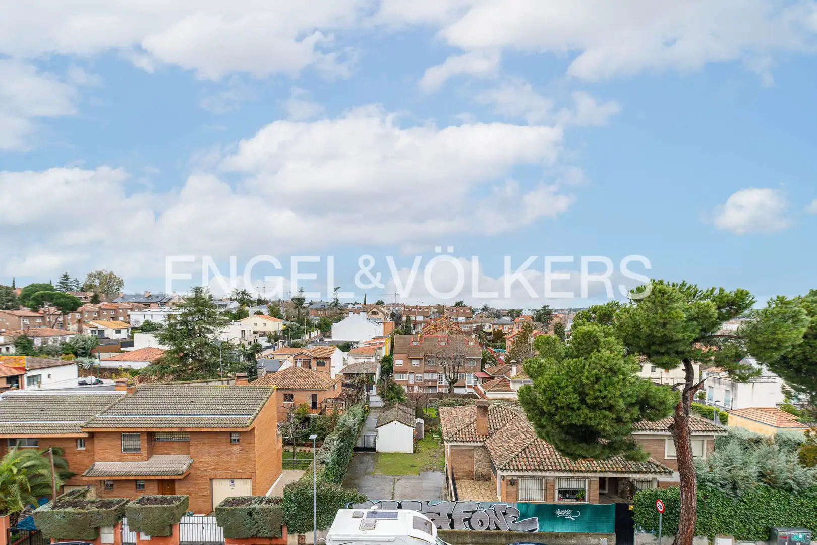 Vista exterior de Casa adosada en venda en Pozuelo de Alarcón amb Aire condicionat, Calefacció i Jardí privat