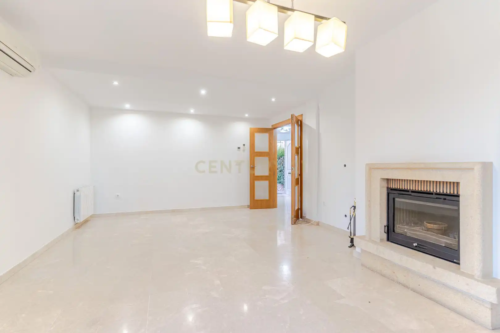 Sala d'estar de Casa adosada en venda en La Zubia amb Aire condicionat, Jardí privat i Traster