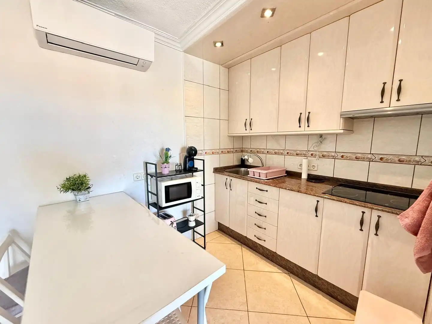 Cocina de Apartamento de alquiler en La Manga del Mar Menor con Aire acondicionado, Calefacción y Piscina