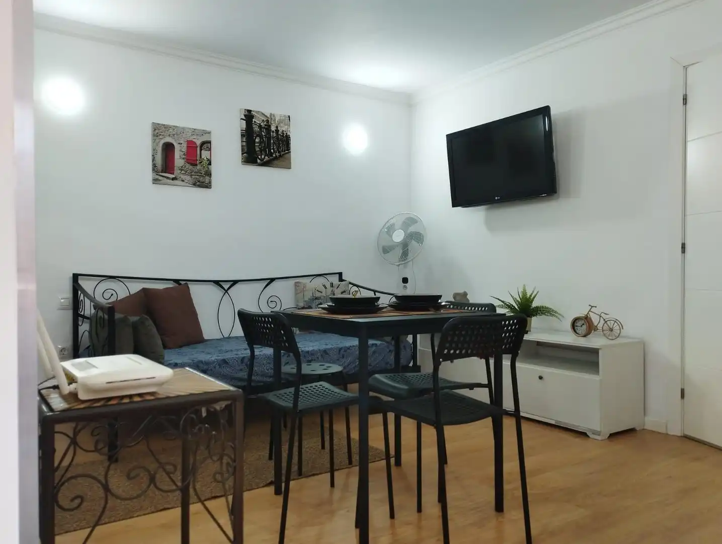 Sala d'estar de Estudi de lloguer en Puerto de la Cruz amb Moblat