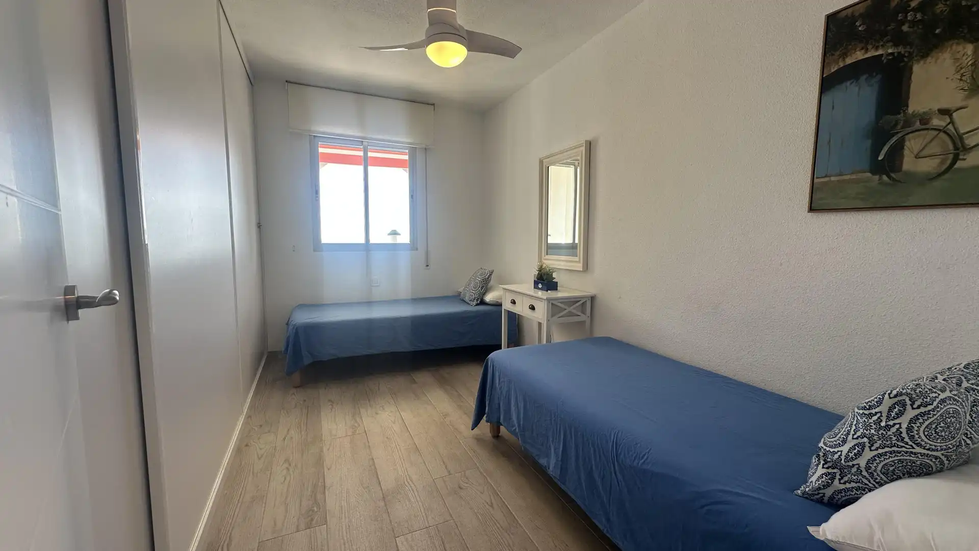 Dormitori de Apartament de lloguer en Fuengirola amb Jardí privat i Piscina comunitària