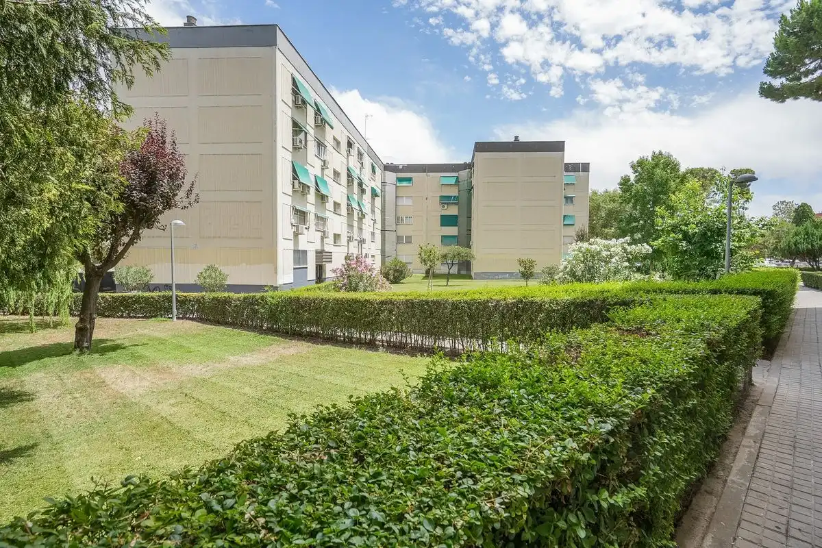Vista exterior de Pis en venda en San Sebastián de los Reyes amb Aire condicionat, Calefacció i Moblat