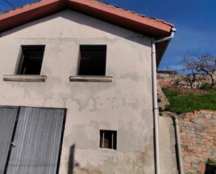 Vista exterior de Casa o xalet en venda en San Martín del Rey Aurelio amb Piscina