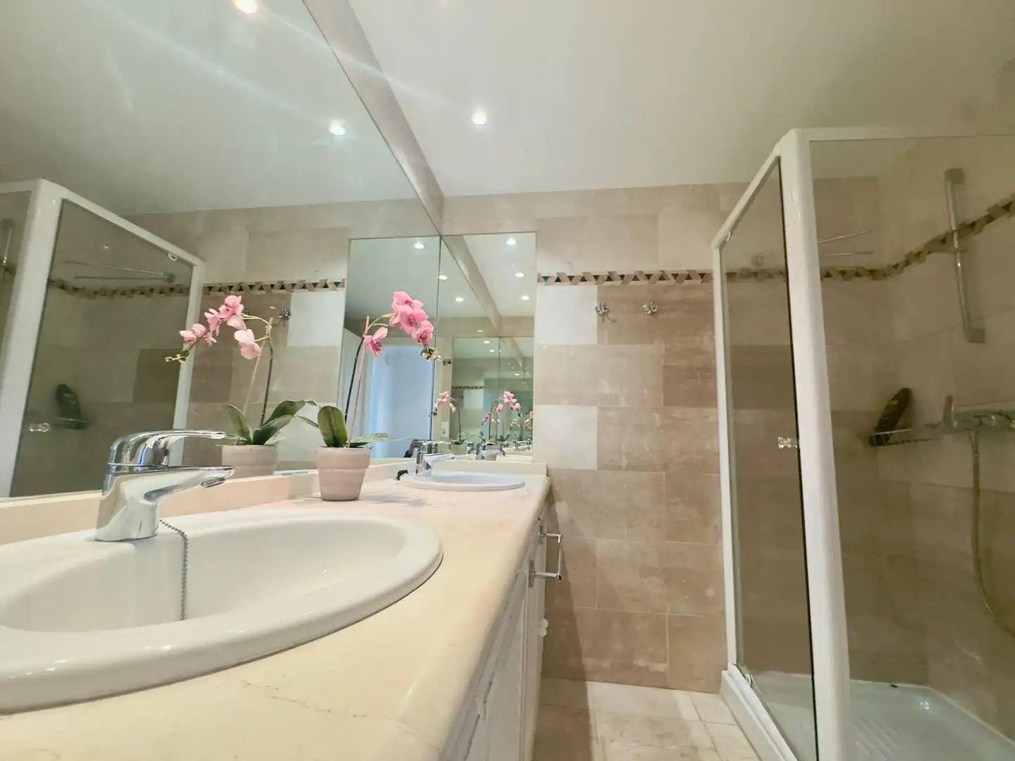 Baño de Apartamento de alquiler en Marbella con Aire acondicionado, Calefacción y Terraza