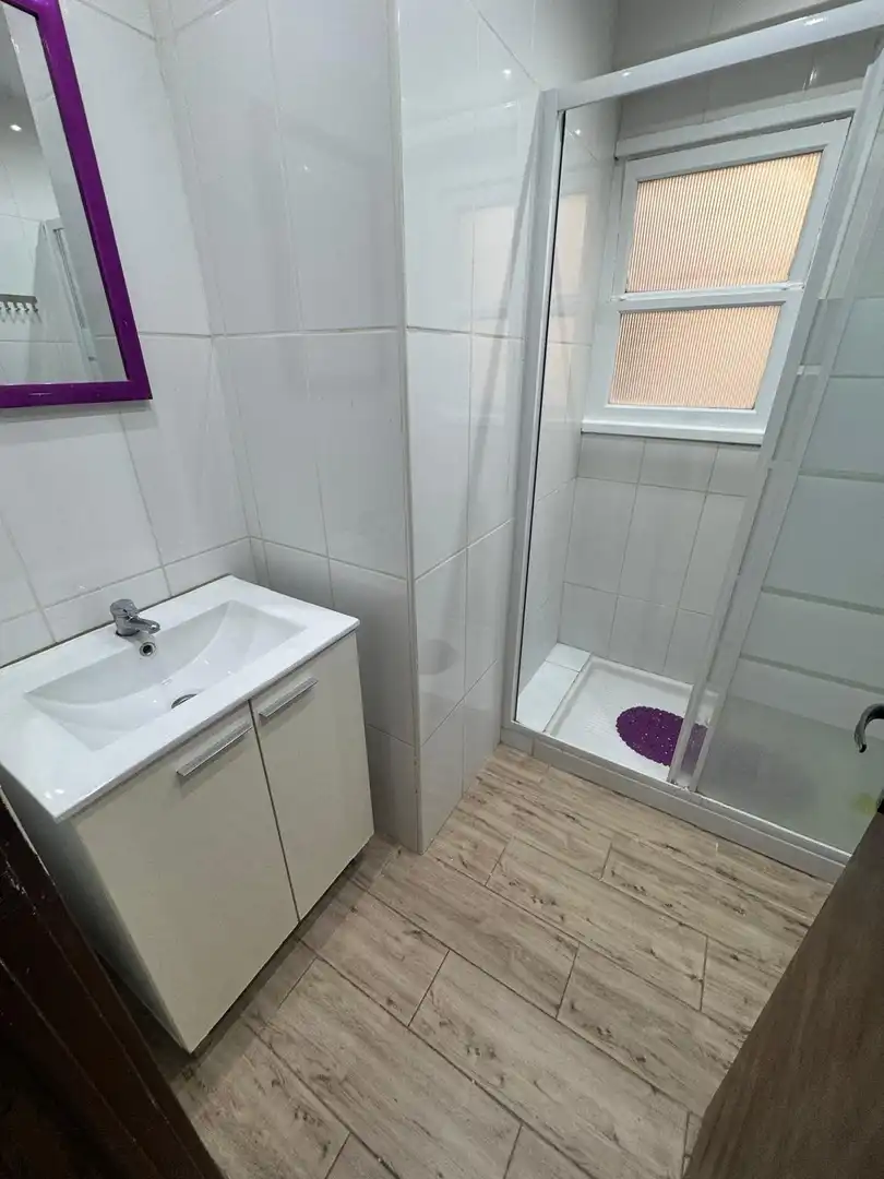 Badezimmer von Wohnung zum Verkauf in  Palma de Mallorca mit Klimaanlage, Fernseher und Balkon