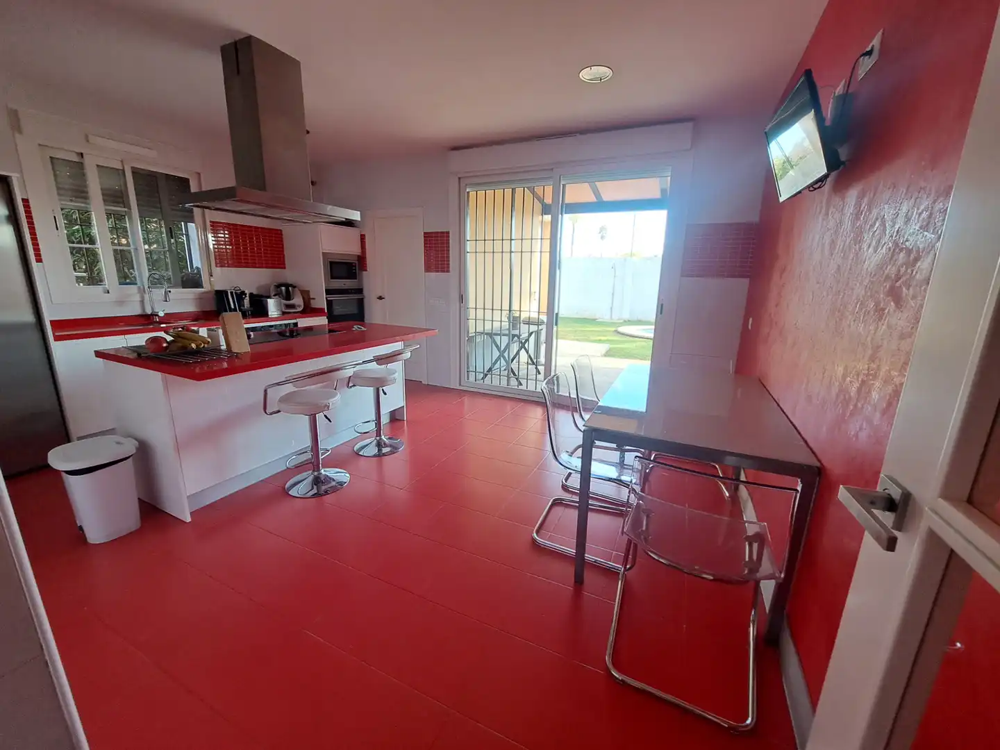 Cuina de Casa o xalet en venda en Dos Hermanas amb Aire condicionat, Jardí privat i Terrassa