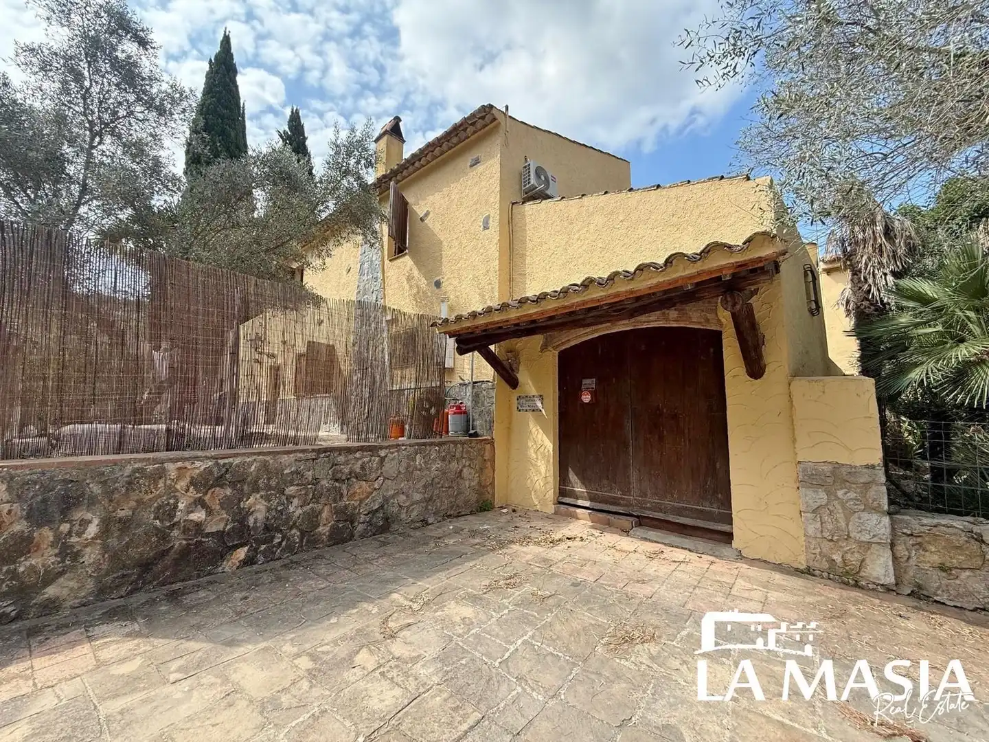 Vista exterior de Finca rústica en venda en Olivella amb Jardí privat, Terrassa i Piscina