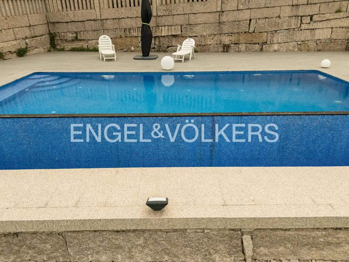 Piscina de Casa o xalet en venda en Oia amb Calefacció, Jardí privat i Parquet