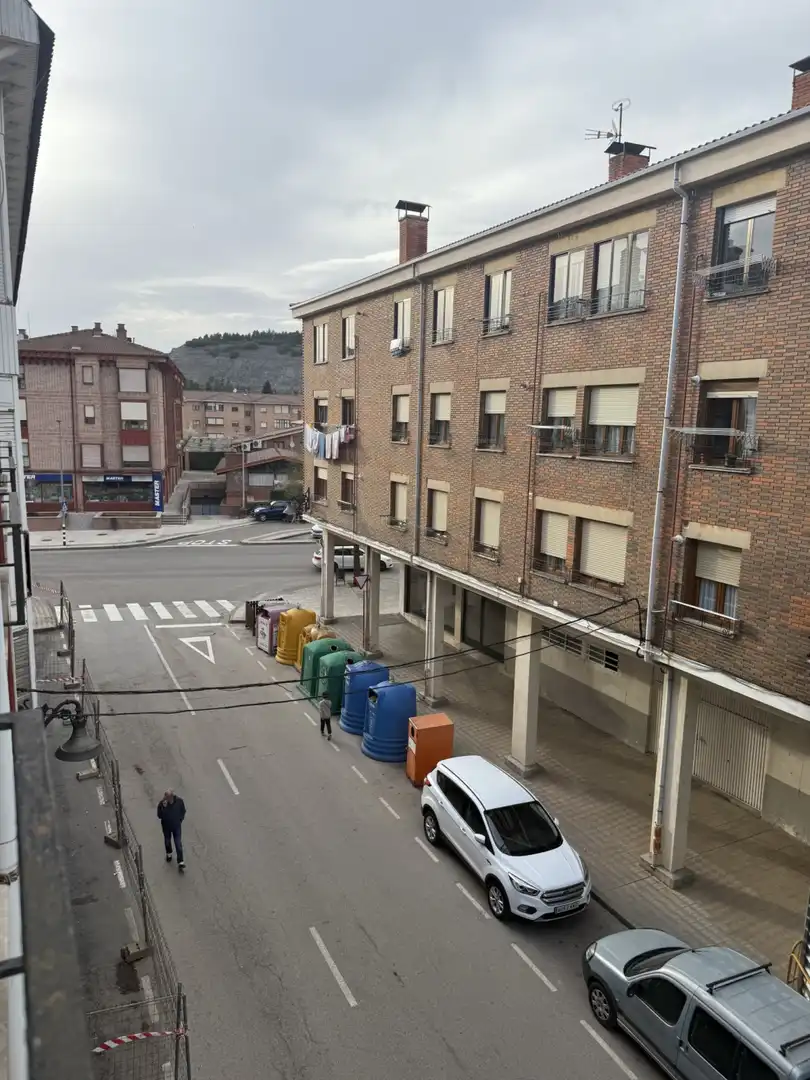 Vista exterior de Pis en venda en Aguilar de Campoo amb Parquet, Terrassa i Moblat