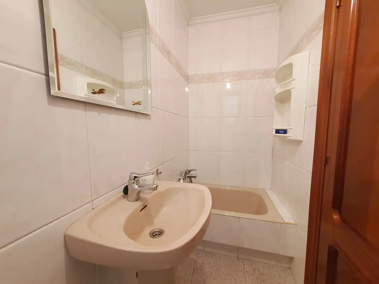 Badezimmer von Einfamilien-Reihenhaus zum Verkauf in Siero mit Heizung, Abstellraum und Möbliert