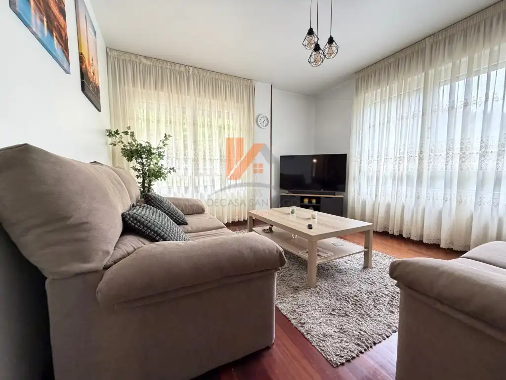 Sala d'estar de Casa o xalet en venda en Santiago de Compostela  amb Jardí privat, Moblat i Forn