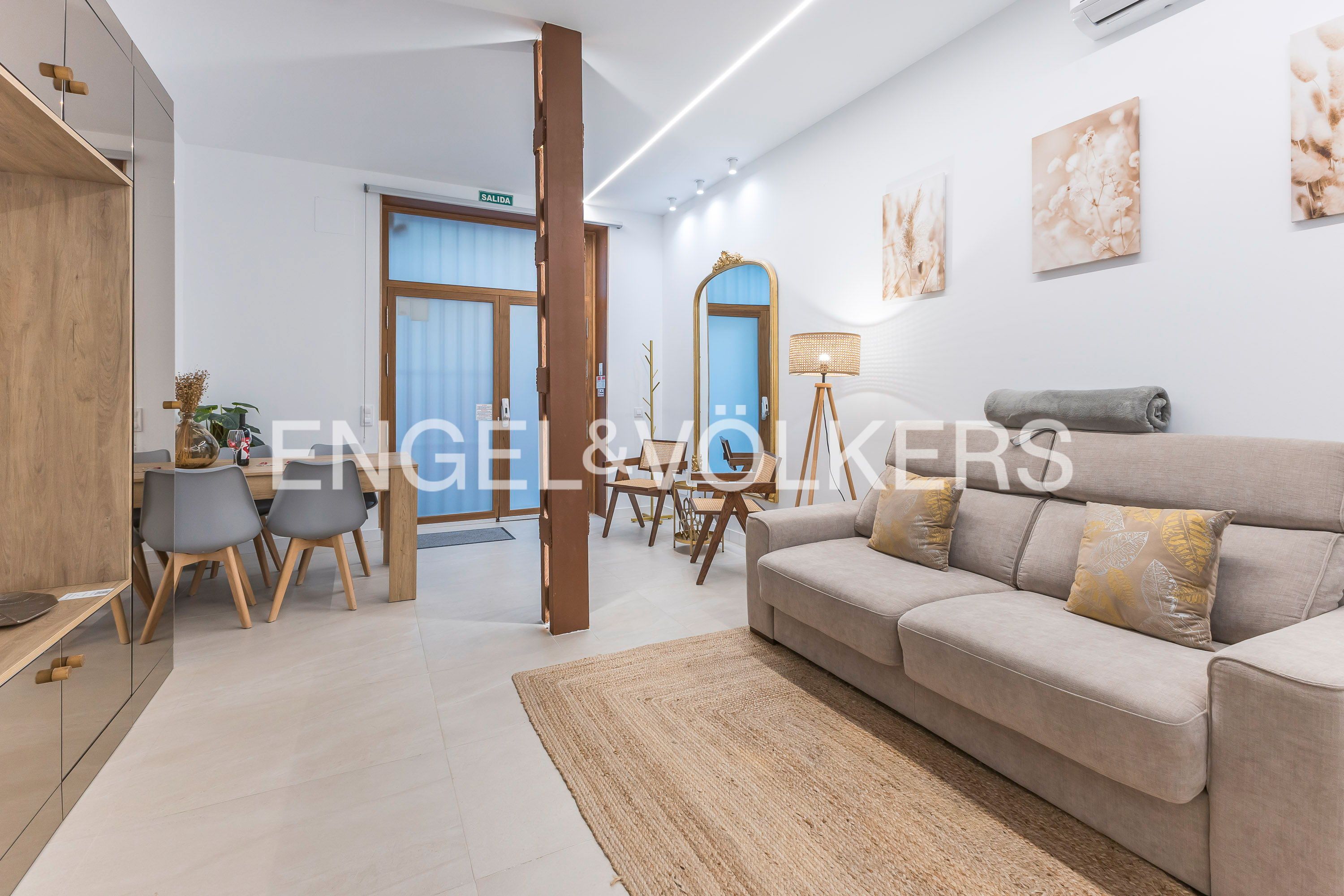 Sala d'estar de Apartament en venda en  Madrid Capital amb Aire condicionat, Calefacció i Moblat