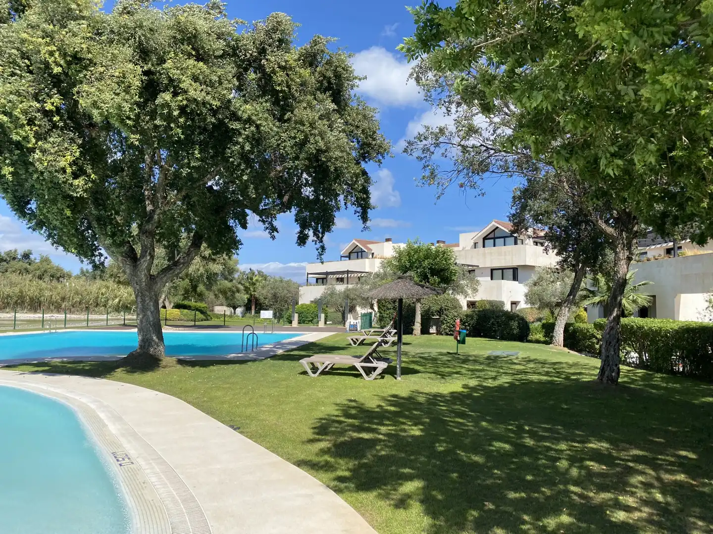 Außenansicht von Maisonette zum Verkauf in Sotogrande mit Klimaanlage, Privatgarten und Terrasse