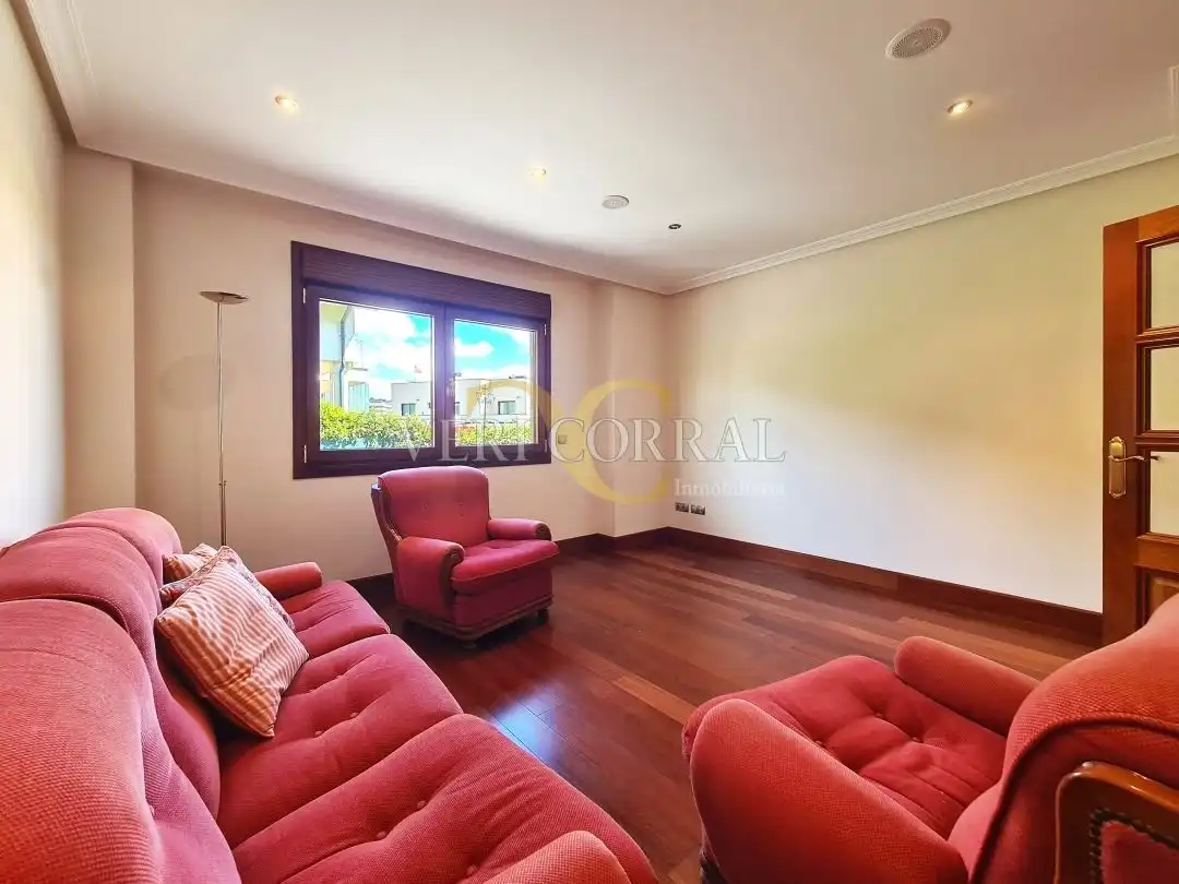 Sala de estar de Casa o chalet en venta en Oviedo  con Calefacción, Jardín privado y Terraza